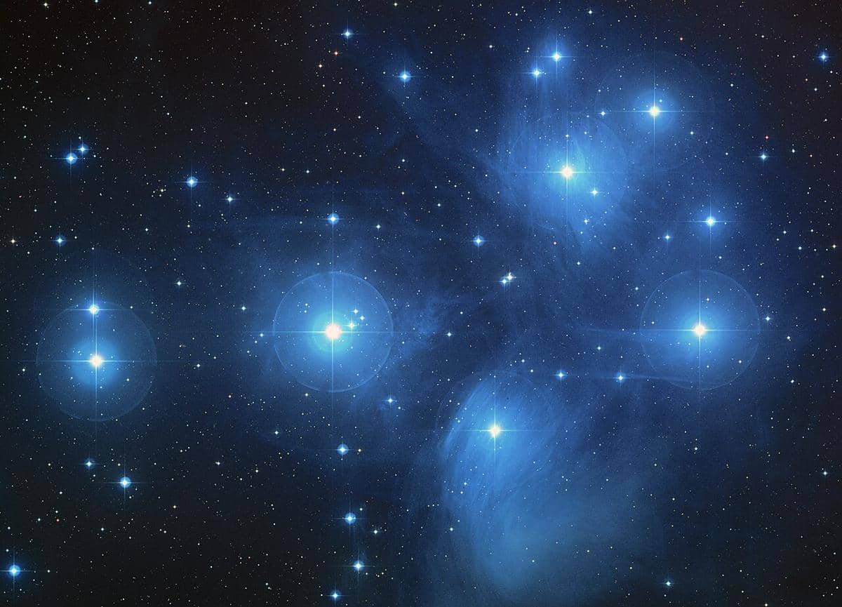 Pleiades, juga dikenal sebagai Tujuh Saudari atau Messier 45 (M45), gugusan bintang terbuka yang menonjol yang terletak di konstelasi Taurus. 