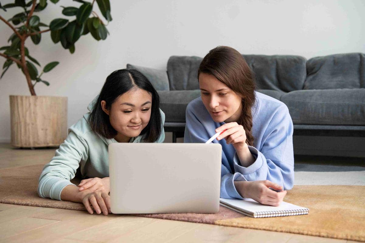 Ilustrasi orang sedang mengerjakan Try Out