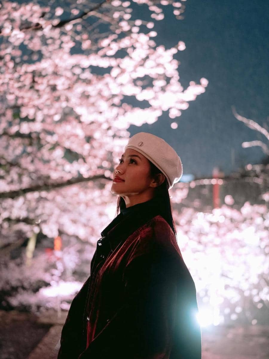 Yura Yunita jlan-jalan menikmati sakura saat malam di Kyoto