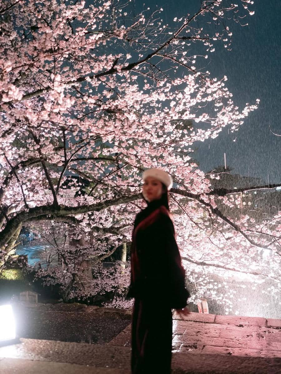 Yura Yunita jalan-jalan menikmati sakura saat malam di Kyoto