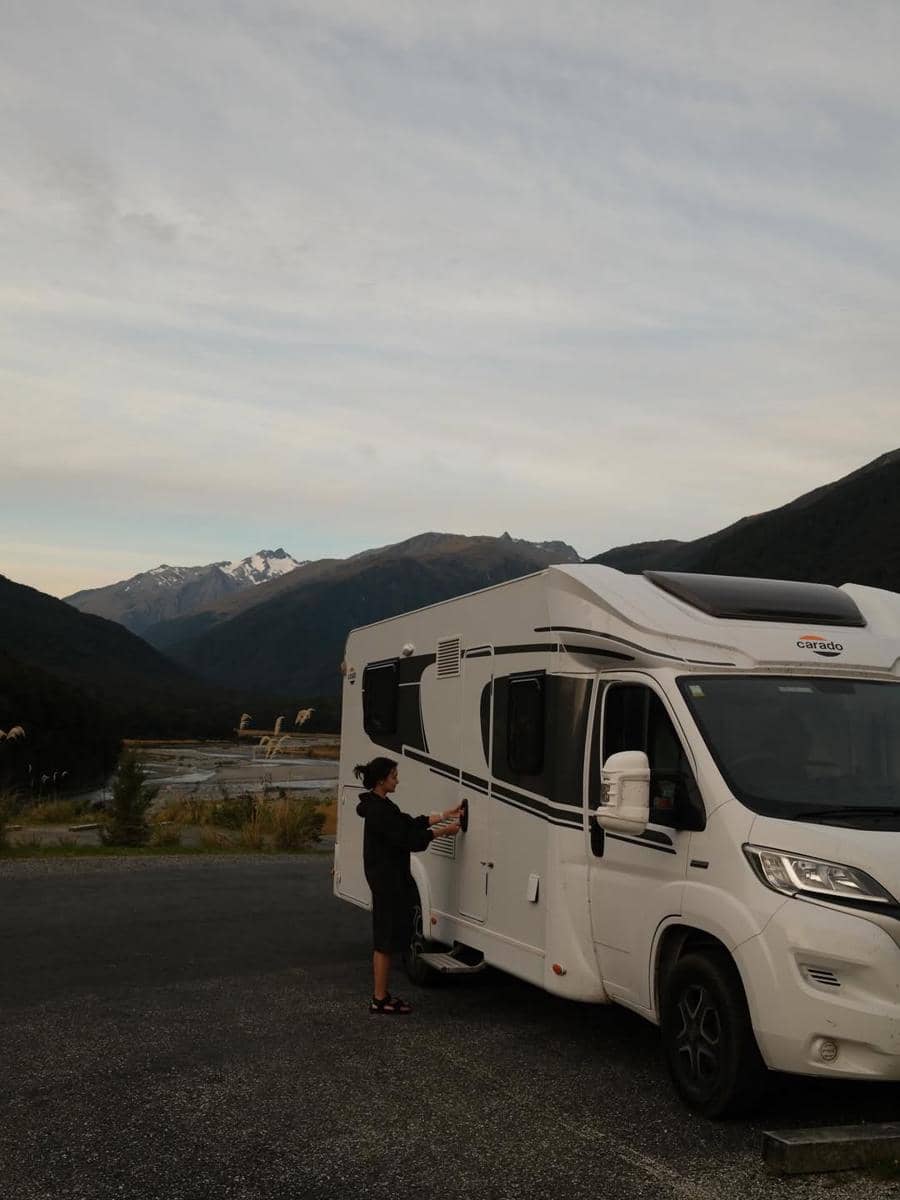 Amanda Rawles dan suami liburan dengan campervan