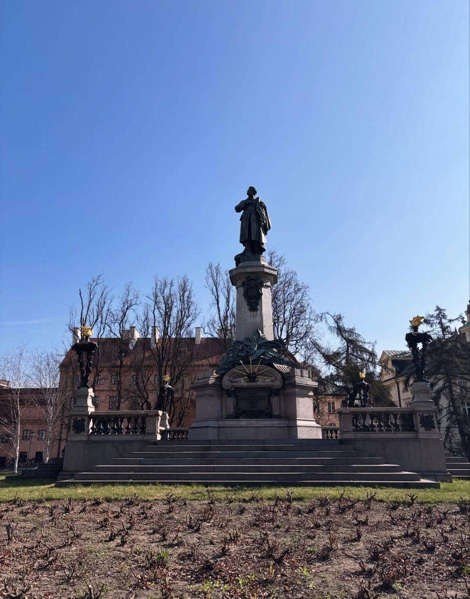 Bunga Zainal dan suami jalan-jalan di Kota Warsaw