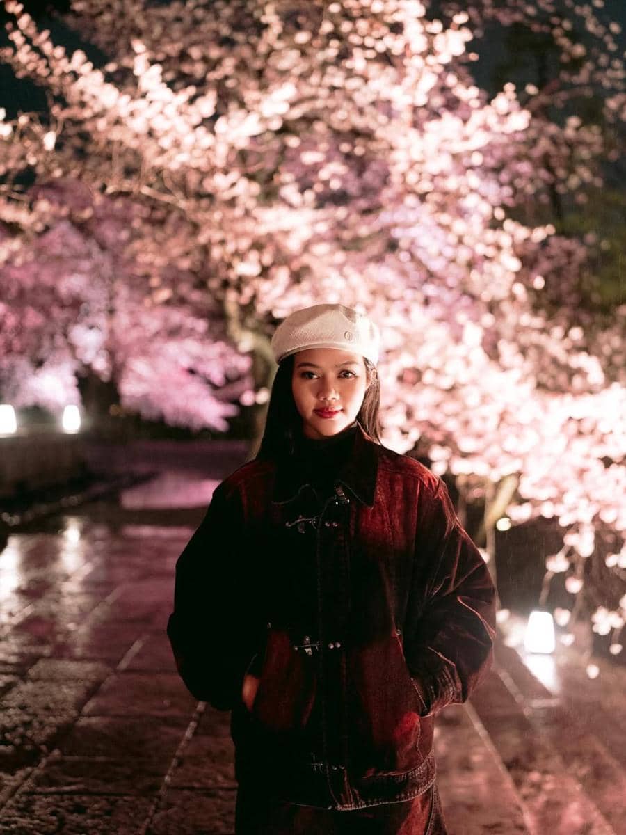 Yura Yunita jalan-jalan menikmati sakura saat malam di Kyoto
