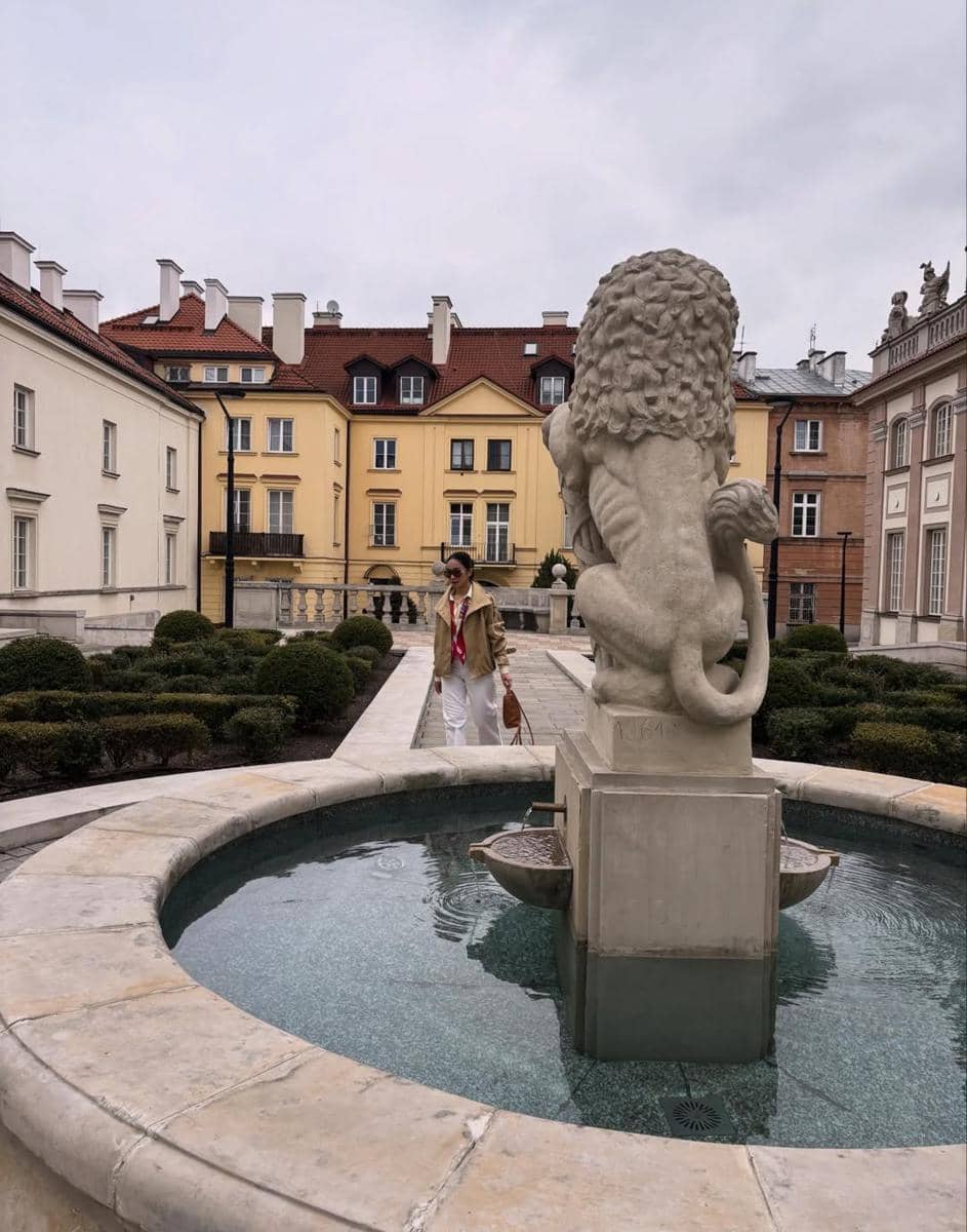 Bunga Zainal dan suami jalan-jalan di Kota Warsaw