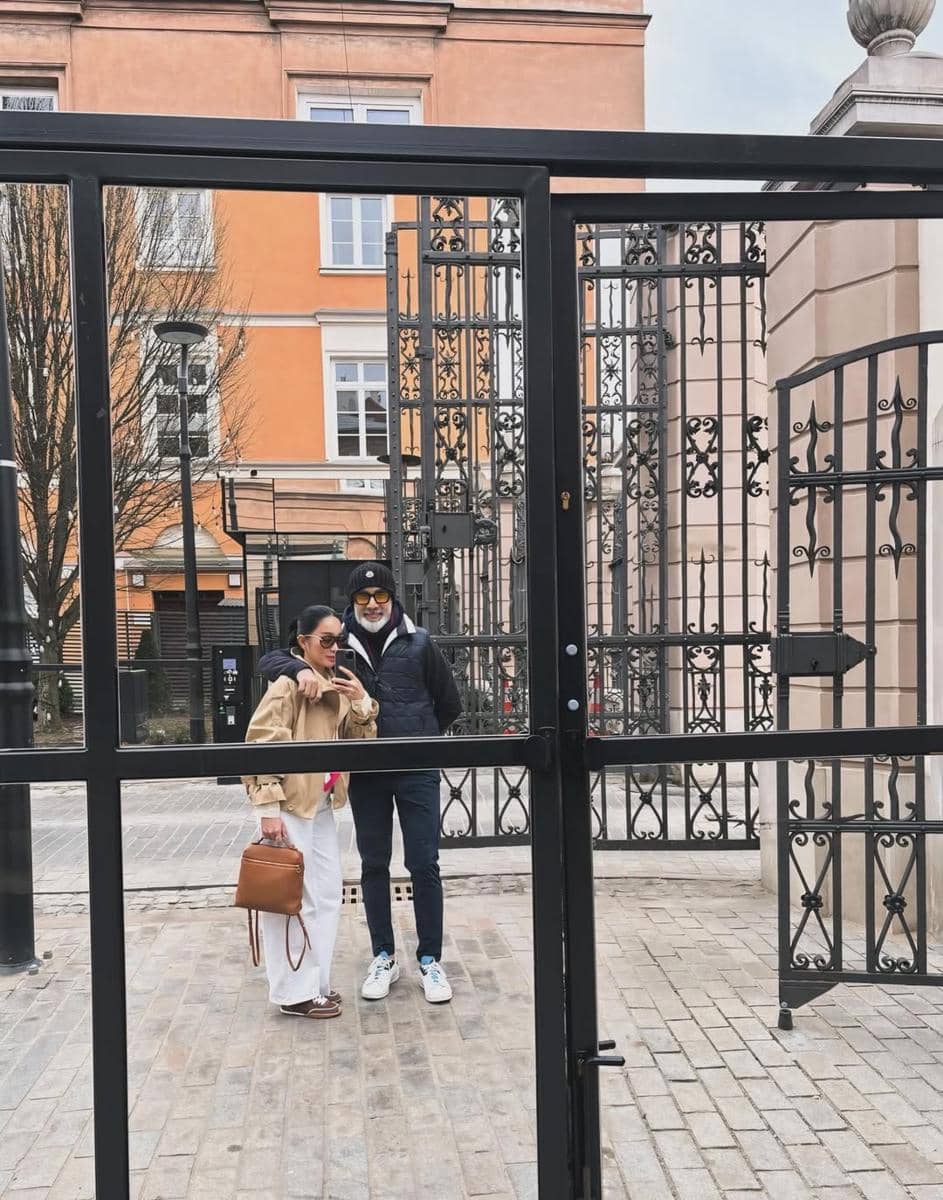 Bunga Zainal dan suami jalan-jalan di Kota Warsaw