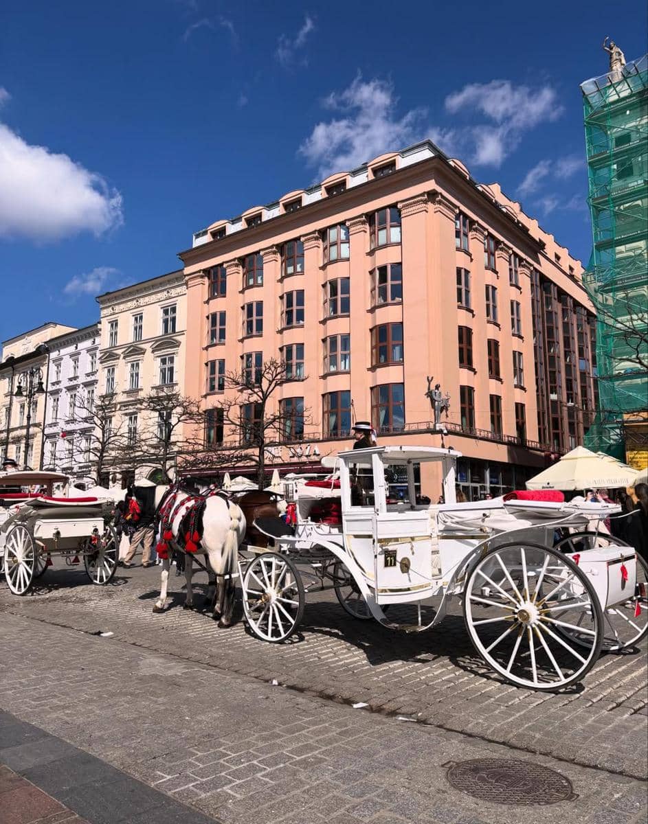 Bunga Zainal dan suami jalan-jalan di Kota Warsaw
