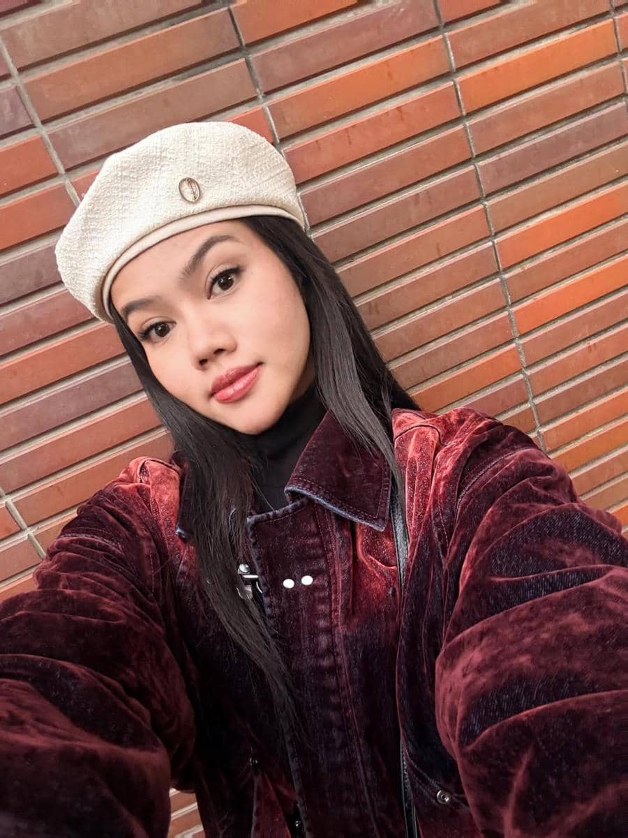 Yura Yunita jlan-jalan menikmati sakura saat malam di Kyoto