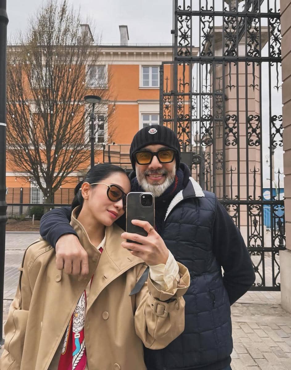 Bunga Zainal dan suami jalan-jalan di Kota Warsaw