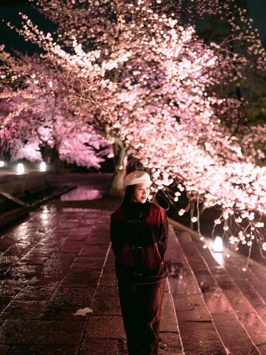 Yura Yunita jalan-jalan menikmati sakura saat malam di Kyoto