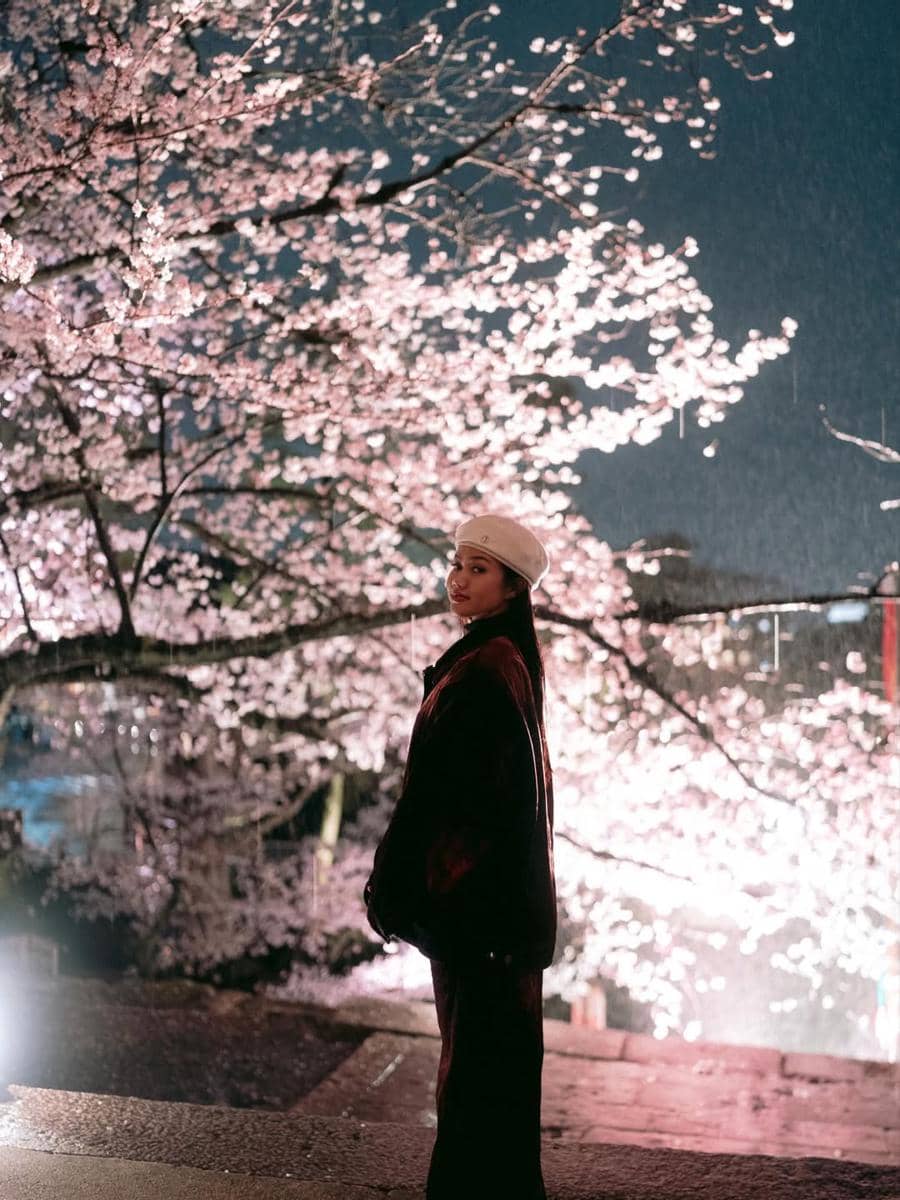 Yura Yunita jalan-jalan menikmati sakura saat malam di Kyoto