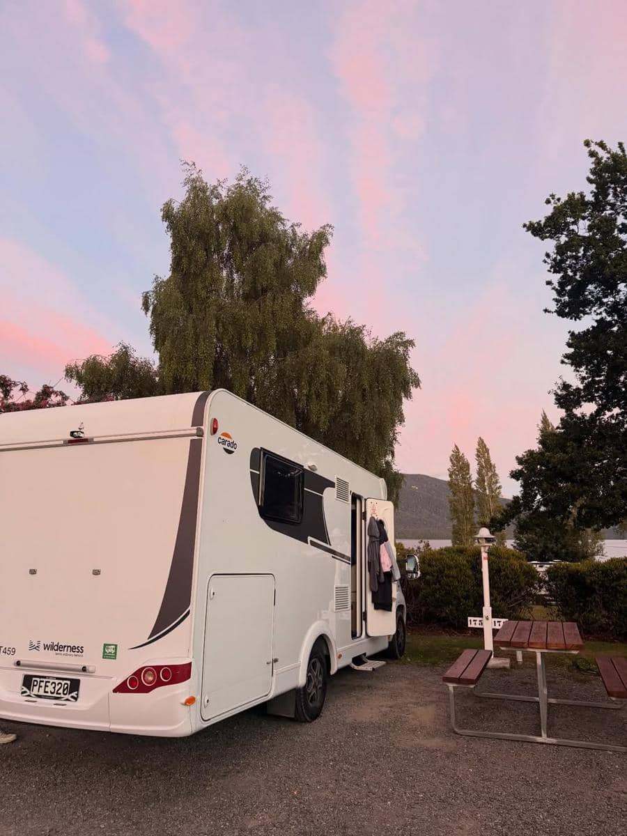 Amanda Rawles dan suami liburan dengan campervan