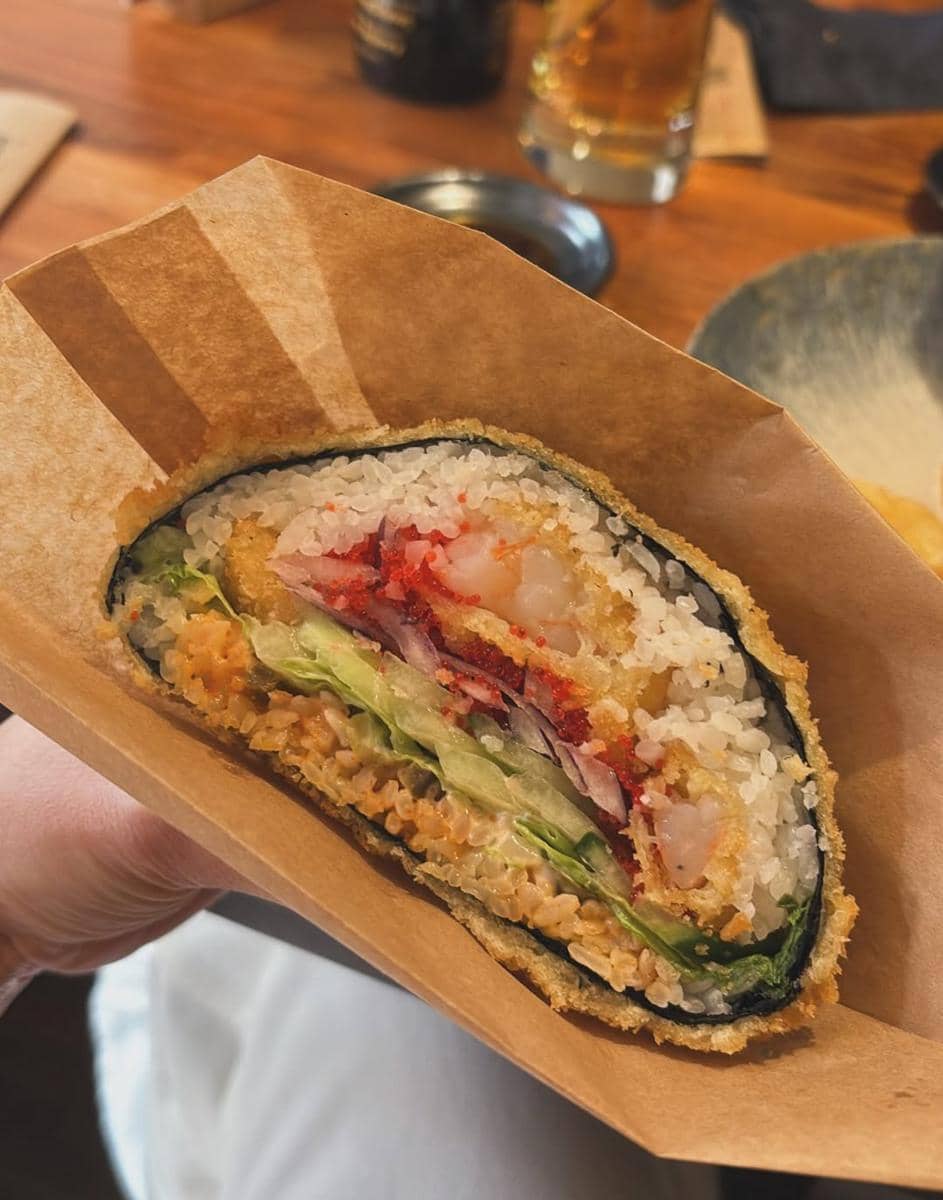 Bunga Zainal dan suami jalan-jalan di Kota Warsaw