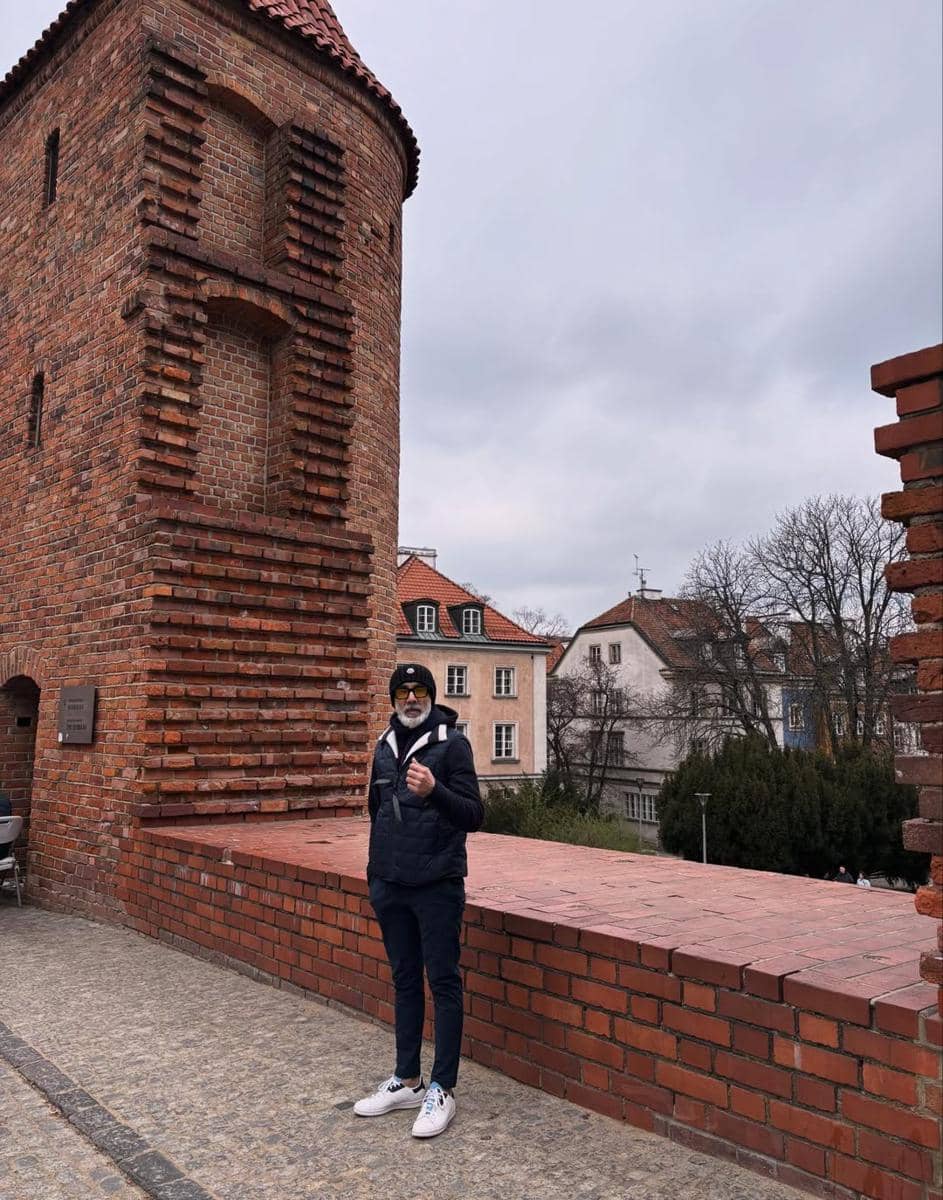 Bunga Zainal dan suami jalan-jalan di Kota Warsaw