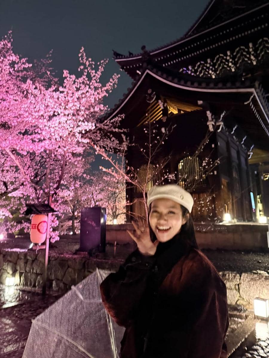 Yura Yunita jalan-jalan menikmati sakura saat malam di Kyoto