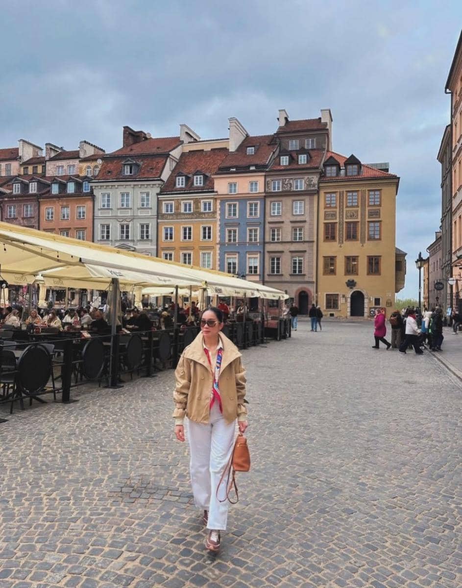 Bunga Zainal dan suami jalan-jalan di Kota Warsaw