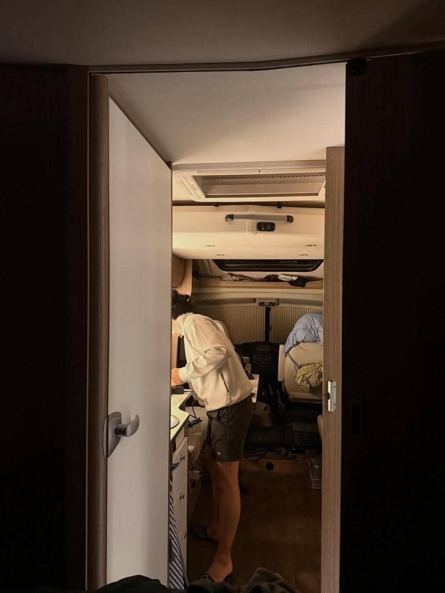 Amanda Rawles dan suami liburan dengan campervan