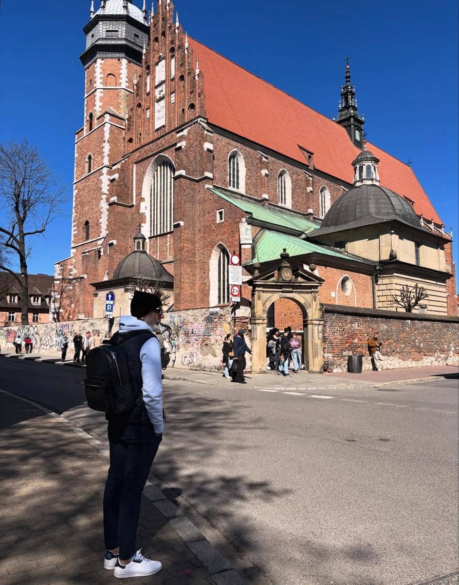 Bunga Zainal dan suami jalan-jalan di Kota Warsaw