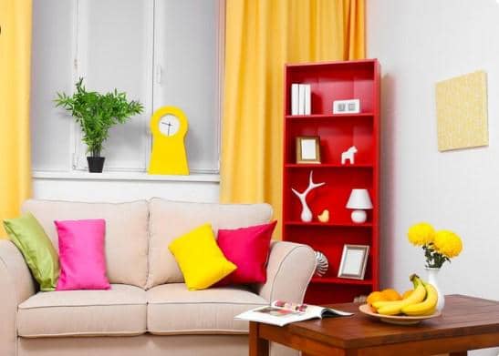 5 Tips Padu Padan Warna Bold di Ruang Tamu Sempit, Mewah!