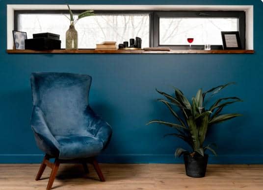 ilustrasi warna dinding biru dongker