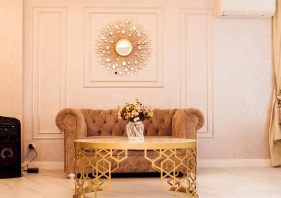 ilustrasi memadukan meja warna emas