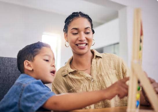 5 Cara Hadapi Anak yang Sensitif Suara biar Gak Kewalahan