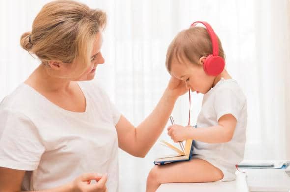 ilustrasi memakai pelindung telinga