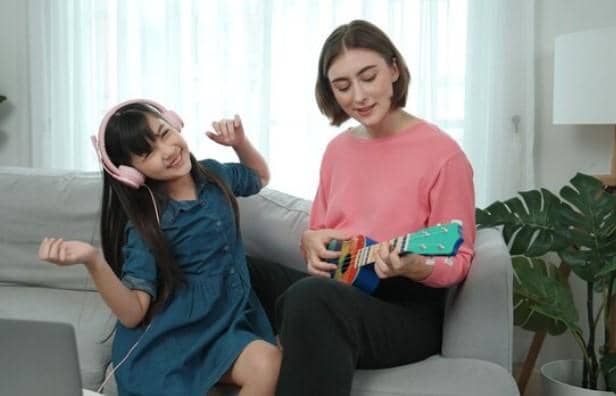 ilustrasi memakai pelindung telinga 