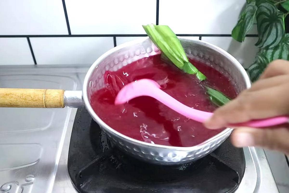 ilustrasi membuat es cincau sirup merah