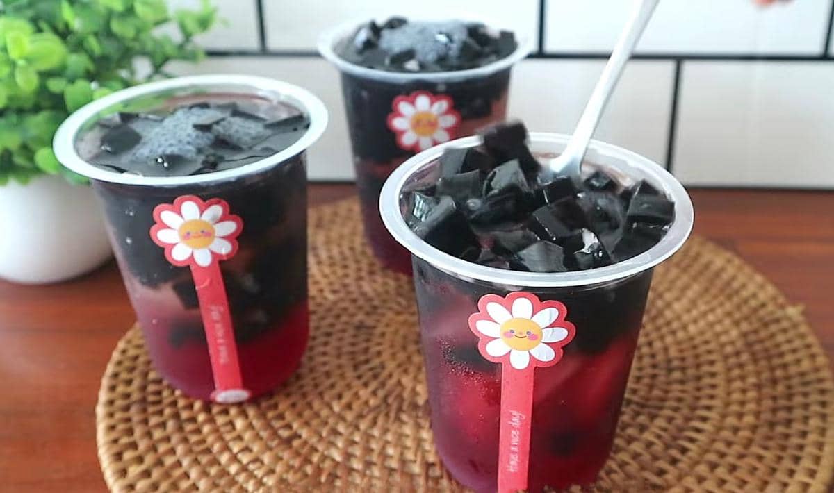 ilustrasi es cincau sirup merah