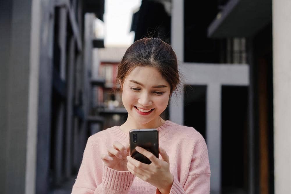 ilustrasi chatting di aplikasi kencan (freepik.com/tirachardz)