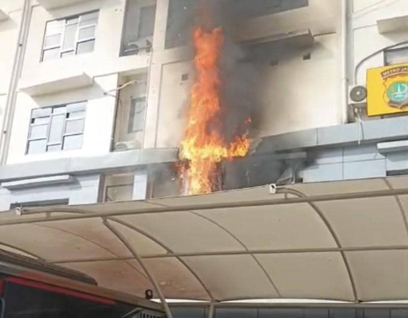 Polres Metro Jakarta Barat Kebakaran, Api Berkobar dengan Asap Hitam