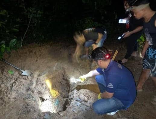 Pihak kepolisian saat melakukan olah TKP pembunuhan IRT di Lahat.