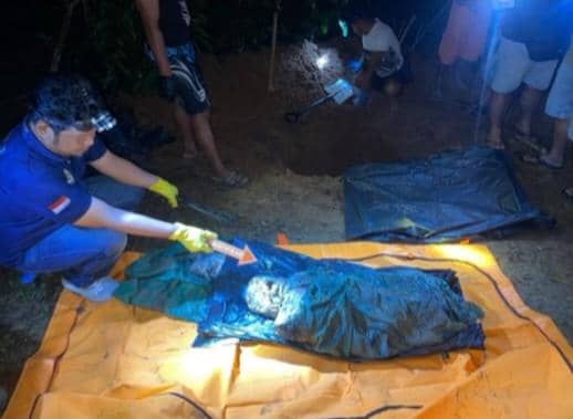 Pihak kepolisian saat melakukan olah TKP pembunuhan IRT di Lahat.