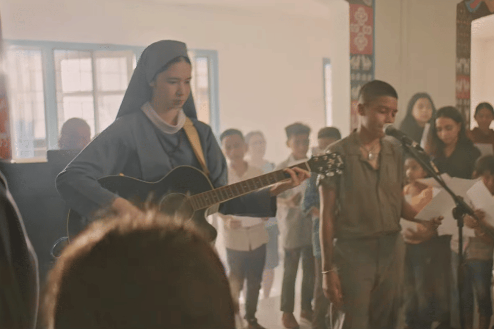 Still cut film Yohanna menampilkan Laura Basuki bermain gitar mengiringi nyanyian Iqua Tahlequa