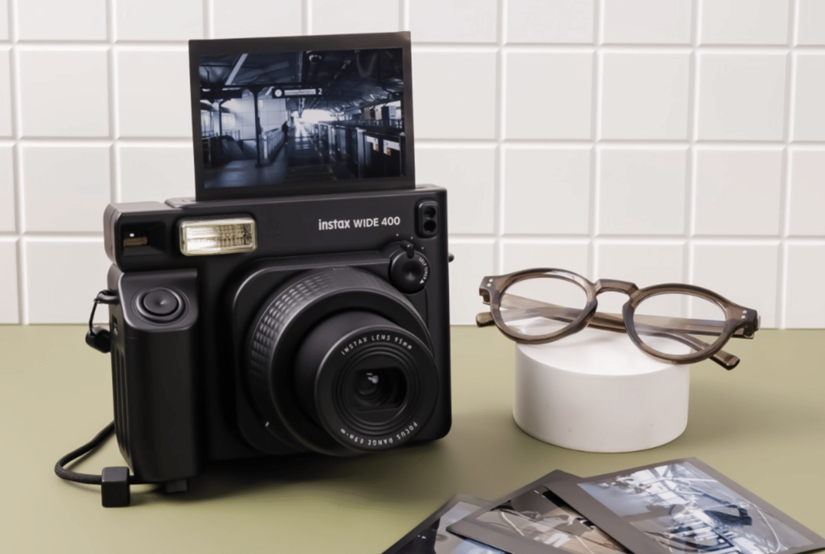 instax WIDE 400™ JET BLACK (dok. Fujifilm)