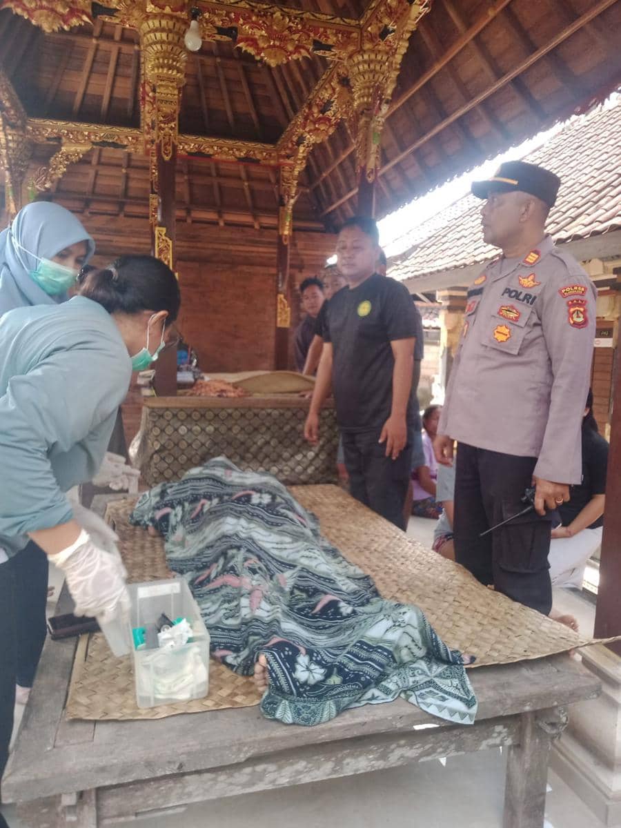 Aparat melakukan olah TKP kejadian ditemukannya lansia meninggal dunia