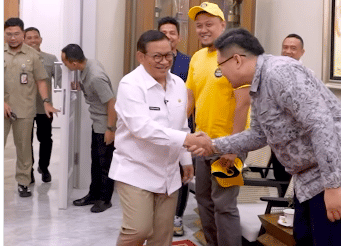 Gubernur DKI Jakarta Pramono Anung saat bertemu penyanyi Aldi Taher di Balai Kota Jakarta. 