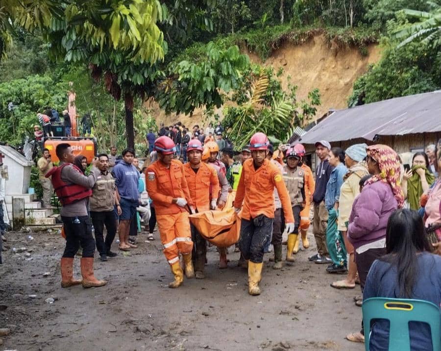 Tim Basarnas evakuasi korban longsor Sembahe (dok.Basarnas)