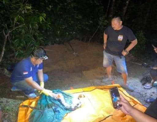 Pihak kepolisian saat melakukan olah TKP pembunuhan IRT di Lahat.