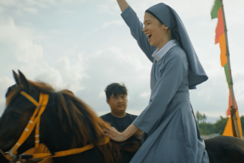 Still cut film Yohanna menampilkan Laura Basuki menunggangi kuda saat berperan sebagai biarawati