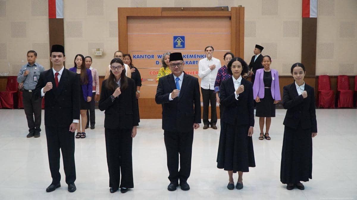 Musisi Leilani Hermiasih atau Frau dan tiga ABG lain mengucap sumpah dan janji setia sebagai Warga Negara Indonesia. (Dok. Kemenkum DIY)