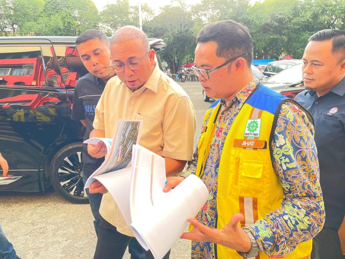 Andre Rosiade melihat master plane pembangunan Stadion H Agus Salim Padang