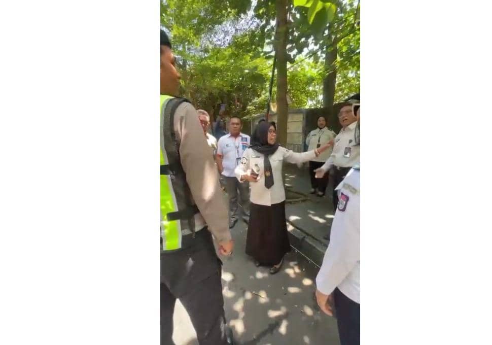 Tangkapan layar video petugas Dishub Makassar diprotes saat menggembok mobil yang parkir di tepi jalan. (Dok. IDN Times/Istimewa)