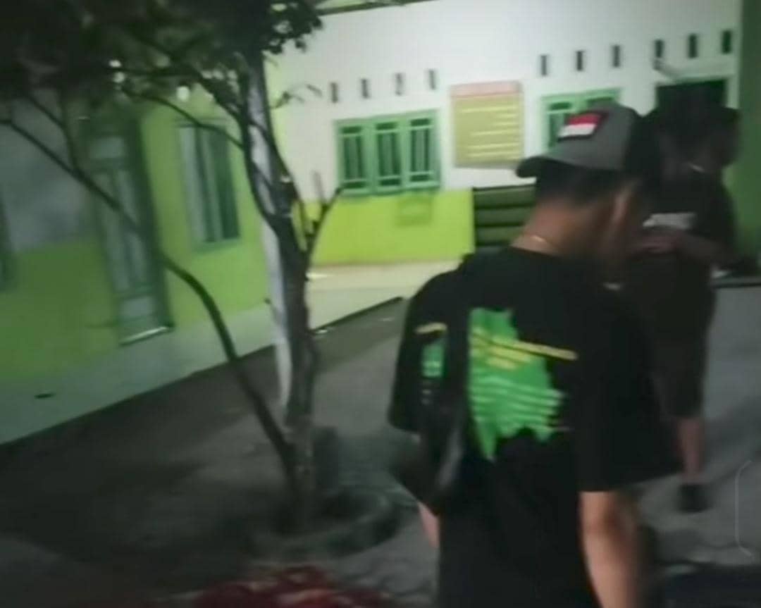 Polisi melakukan evakuasi lansia tewas di halaman masjid Kotabaru.