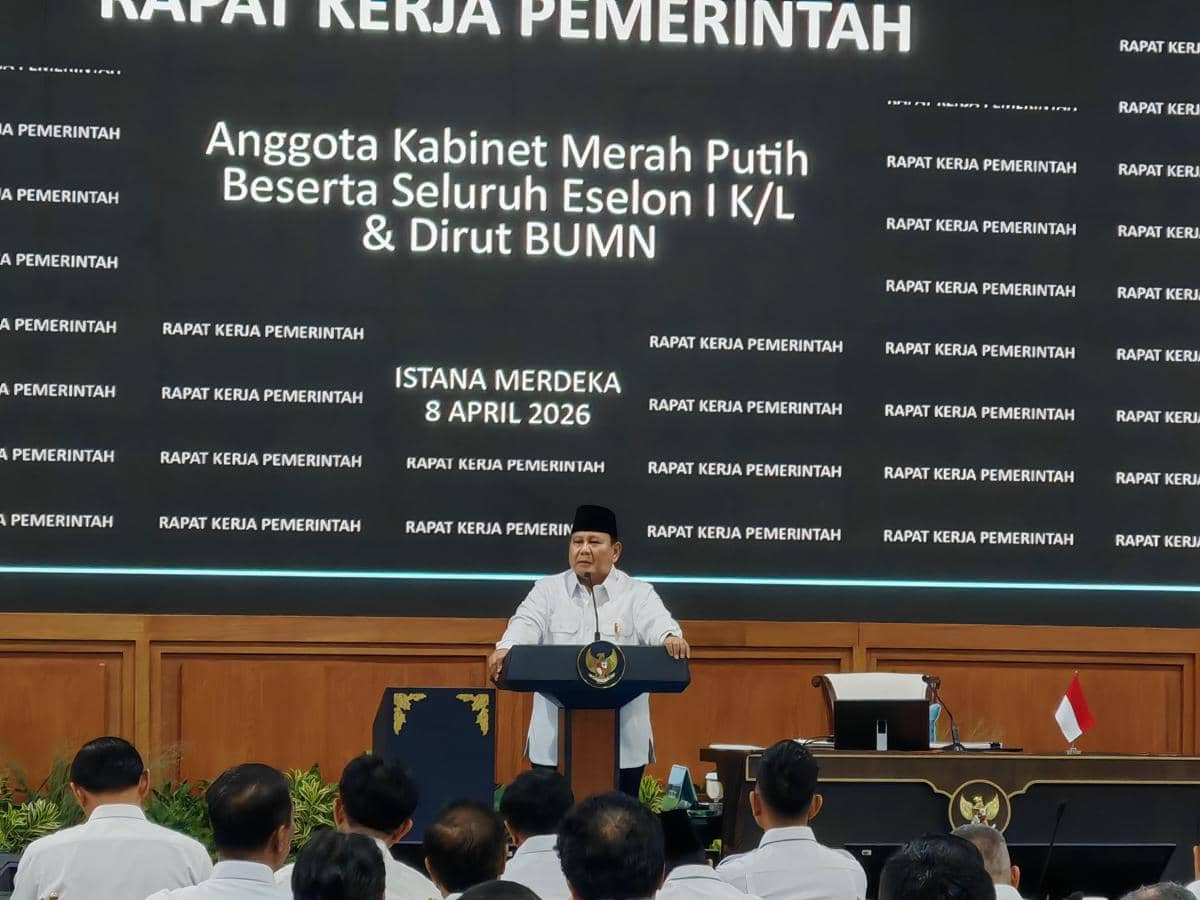Presiden Prabowo Subianto memberi arahan kepada menteri, kepala badan, wakil menteri hingga pejabat eselon I di Istana Merdeka, Jakarta, Rabu (8/4/2026). 