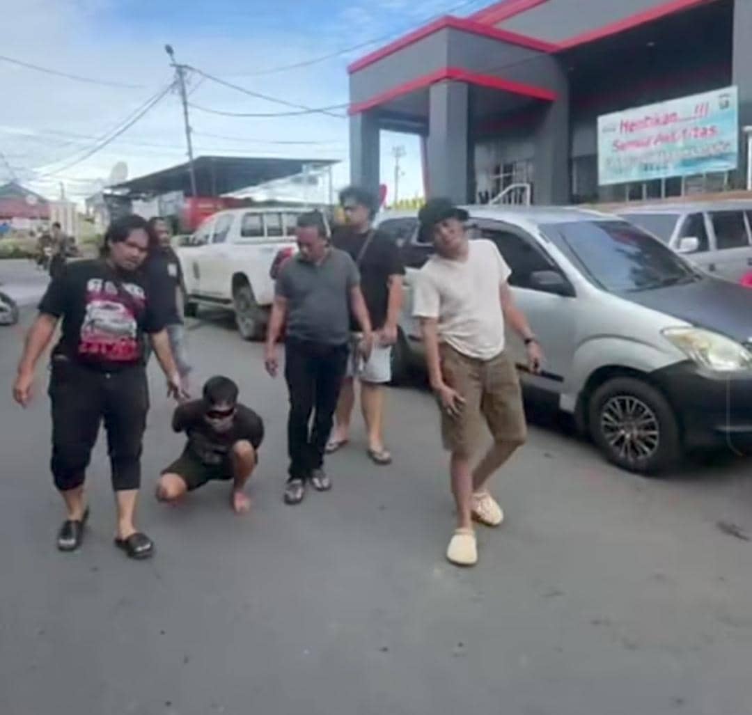 Pelaku pembunuhan terhadap ibu kandungnya saat diringkus polisi.