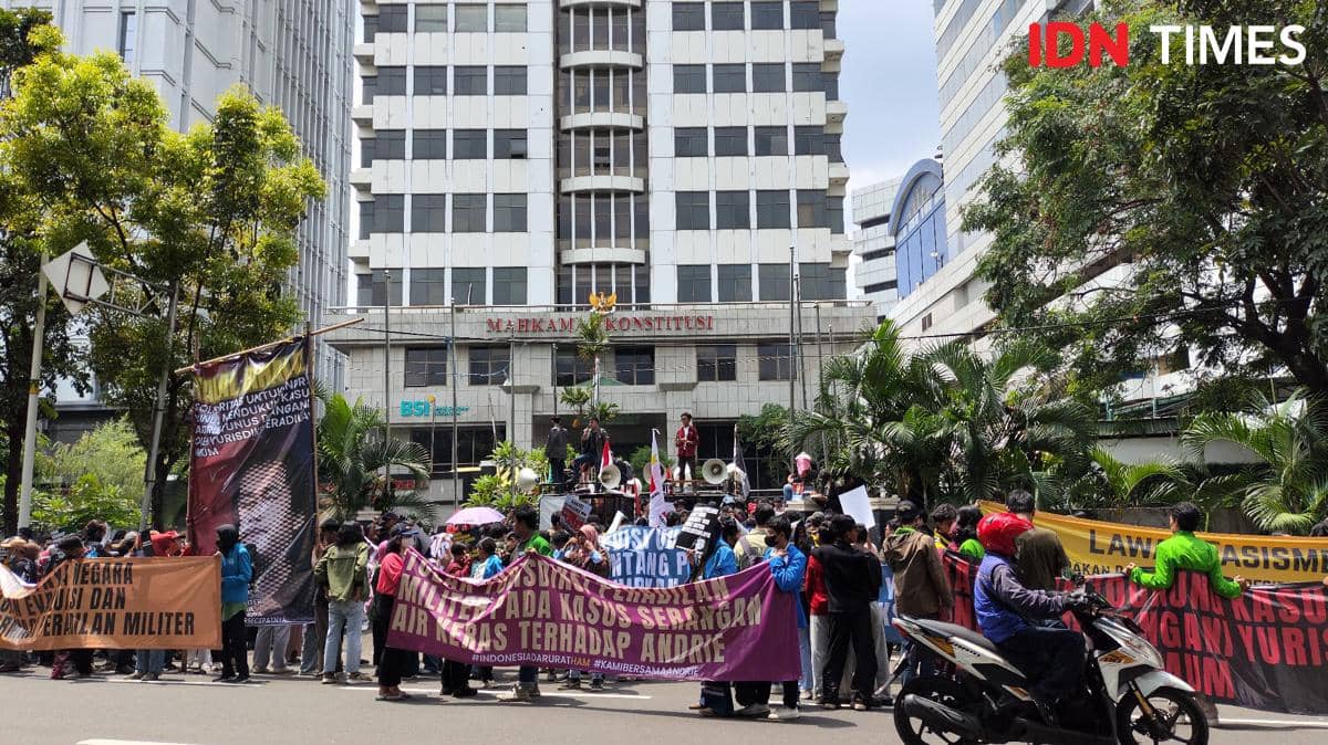 Mahasiswa Demo di MK, Suarakan Dukung Andrie Yunus-Urgensi Uji UU TNI
