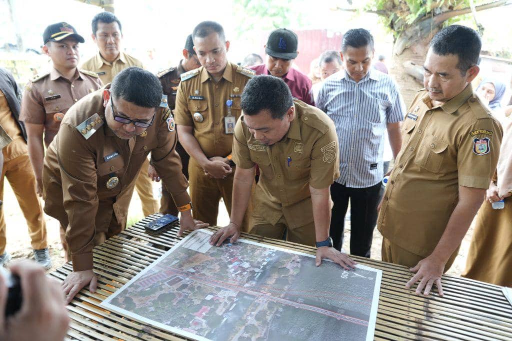 Wali Kota Makassar Munafri Arifuddin meninjau lokasi pembangunan Jembatan Barombong, pada Selasa (7/4/2026). (Dok. Humas Pemkot Makassar)
