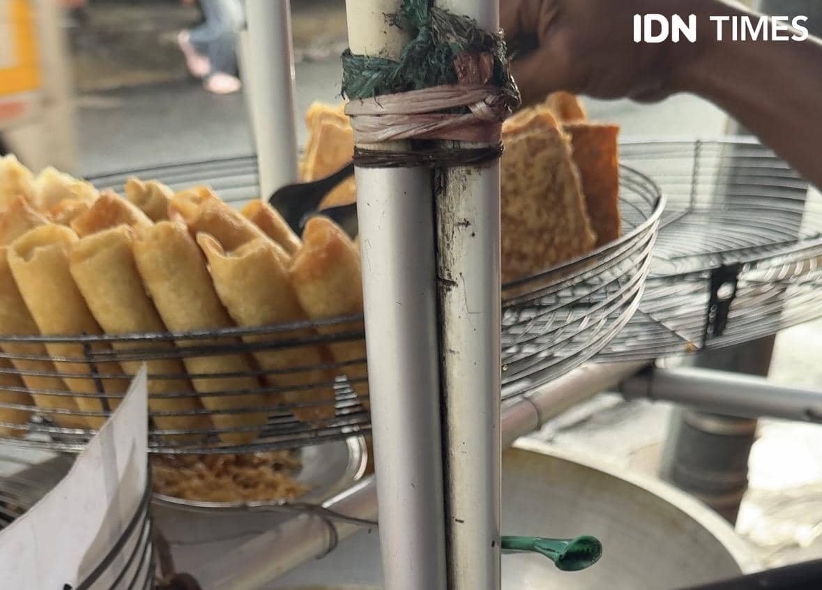 Potret gorengan yang dijual pedagang kaki lima di Palmerah, Jakarta Barat. (IDN Times/Vadhia Lidyana)