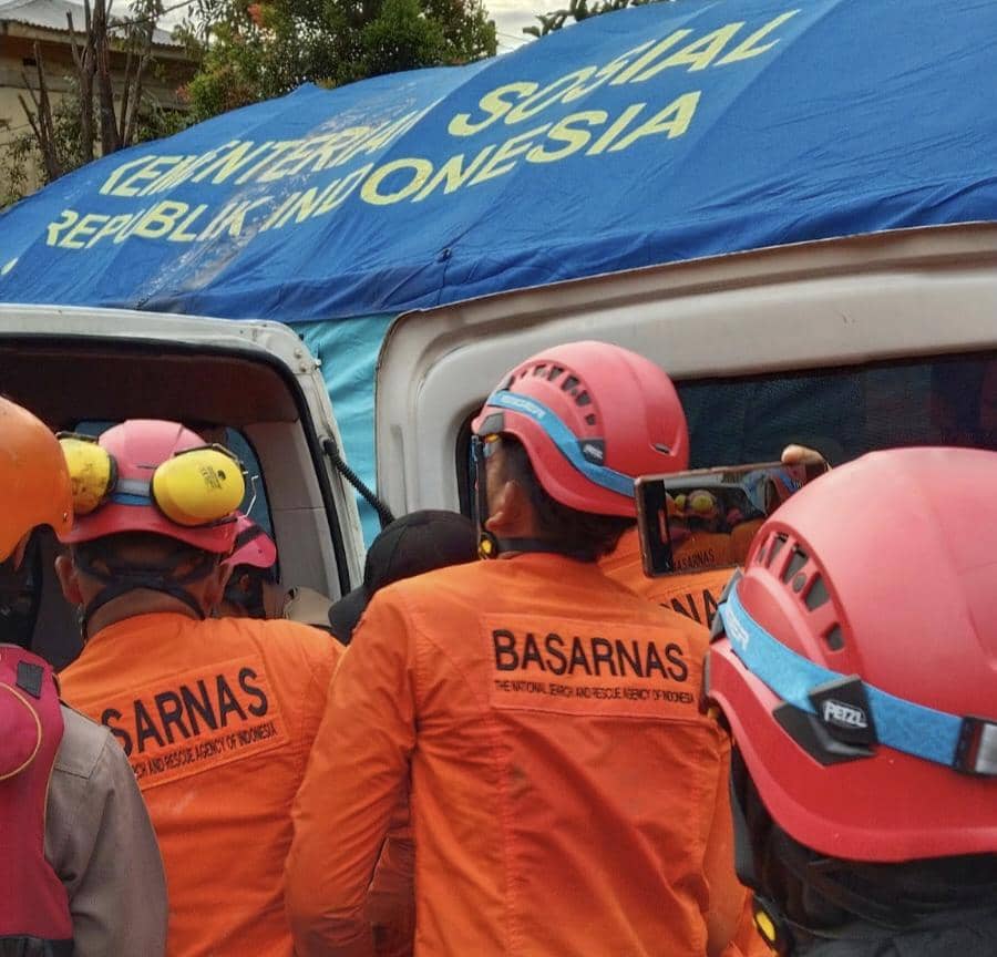 Tim Basarnas evakuasi korban longsor Sembahe (dok.Basarnas)